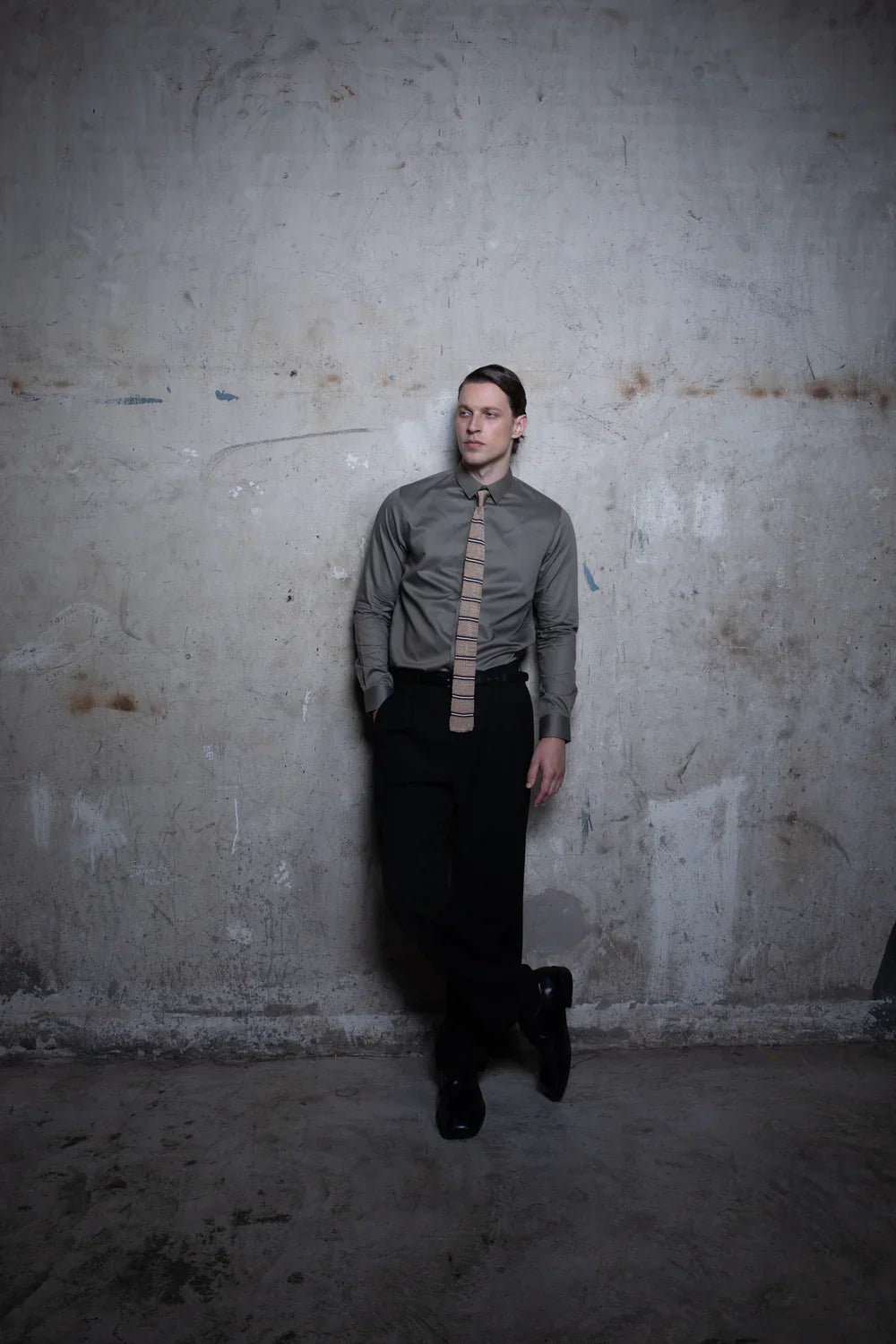 Vertical stripe shirts vs solid shirts: which makes men look taller?
